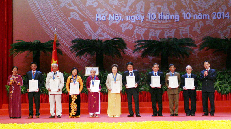 Lãnh đạo TP Hà Nội trao tặng danh hiệu "Công dân ưu tú" năm 2014 cho 10 cá nhân. Ảnh: Viết Thành
